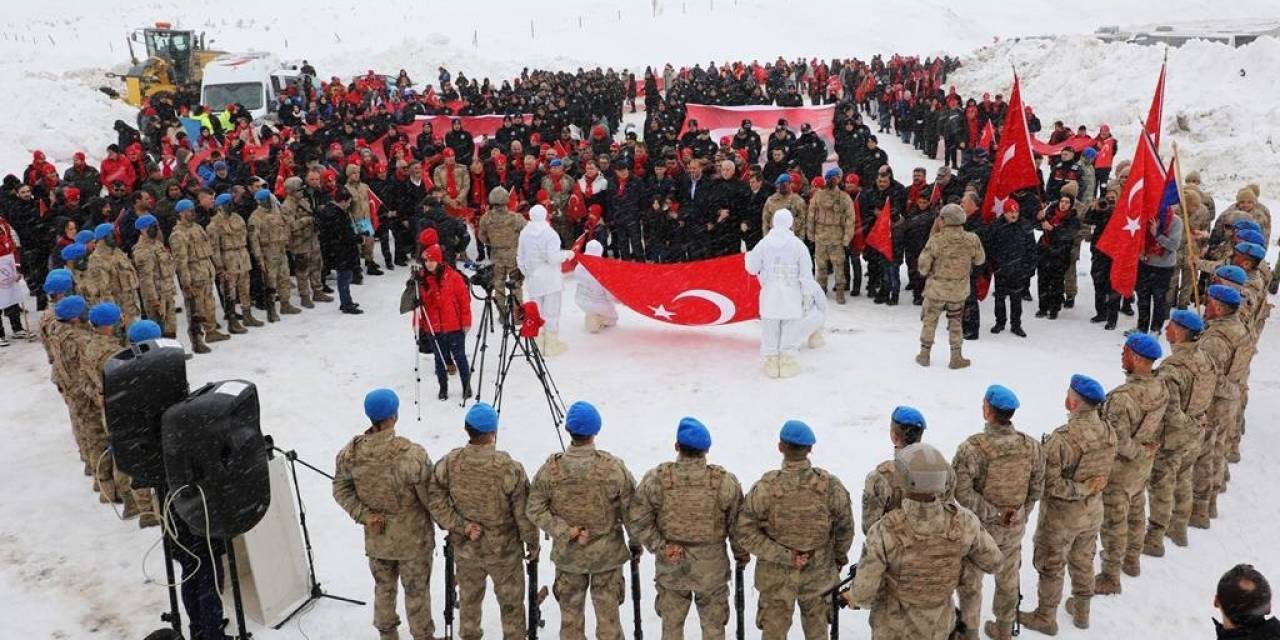 Binlerce Bayburtlu Vatandaş Kop Şehitleri İçin Yürüdü