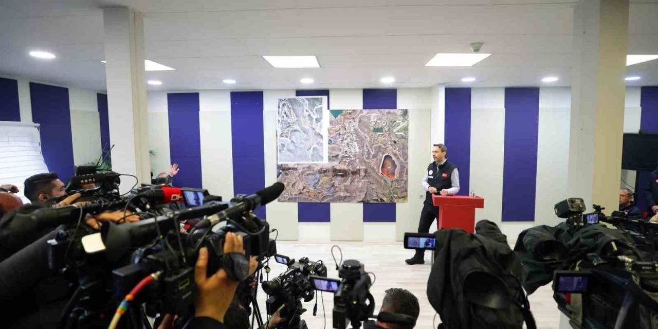 Bakan Bayraktar, Gazetecilere Bilgilendirmede Bulundu