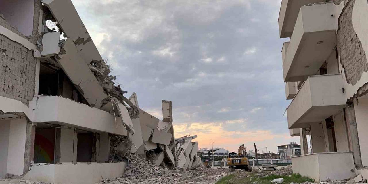 13 Katlı Bina İş Makinesinin Darbesiyle Yerle Bir Oldu, Yaşanan Panik Kamerada