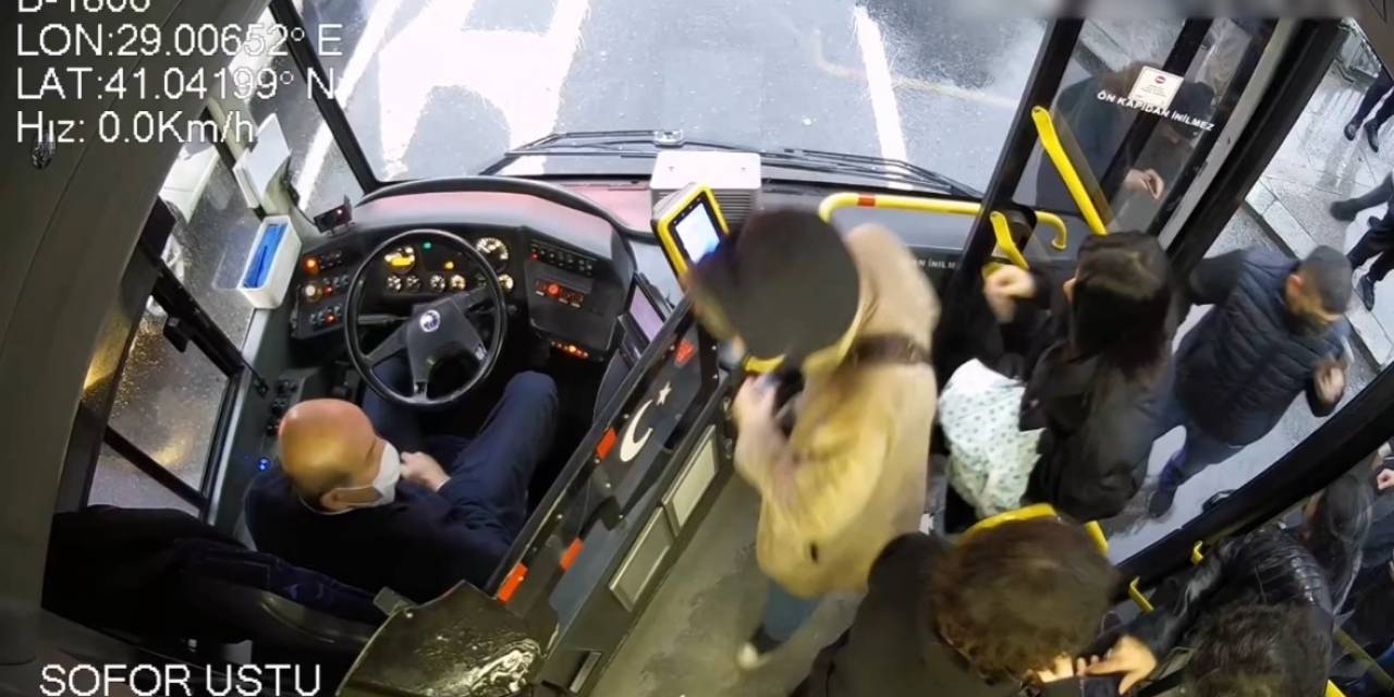 Beşiktaş’ta Film Gibi Yankesicilik Kamerada: Telefonu Beğenmeyip Geri Verince Yakalandı