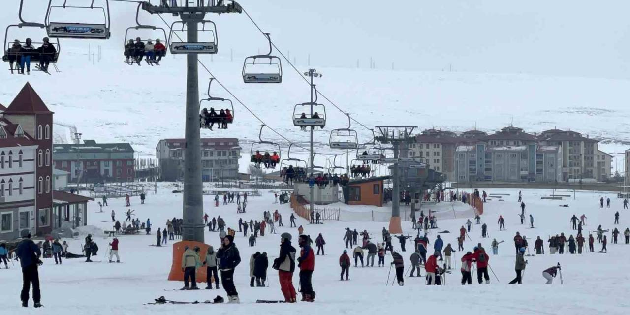 Sarıkamış’ta Sarıçam Ağaçları Arasında Kayak Keyfi