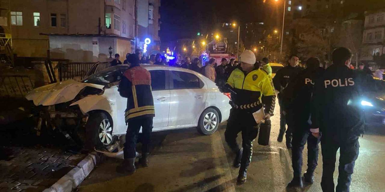 Kayseri’de Otomobil Direğe Çarptı: Anne Ve Kızı Yaralandı