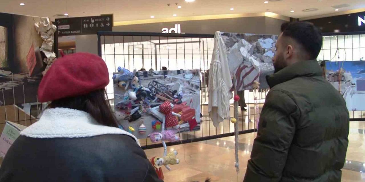 Deprem Fotoğraflarını Gerçek Objelerle Süsleyerek Sergilediler