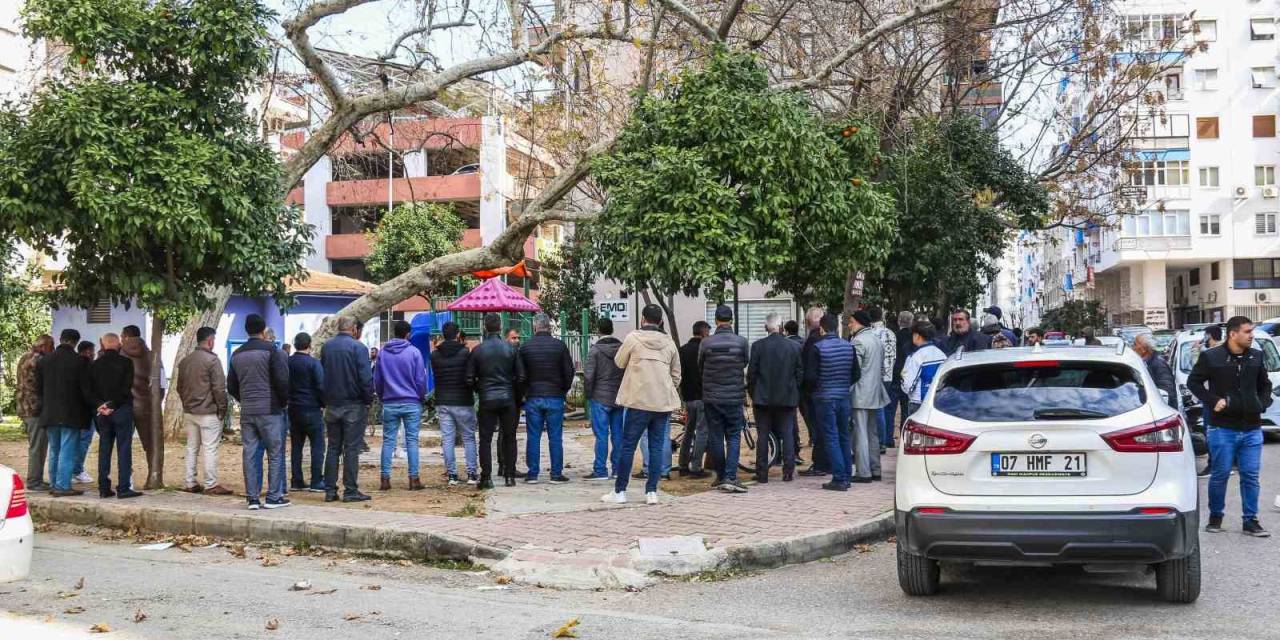 Çocuk Oyun Parkında Ölü Bulundu, Vatandaşların Ceset Merakı ‘Pes’ Dedirtti