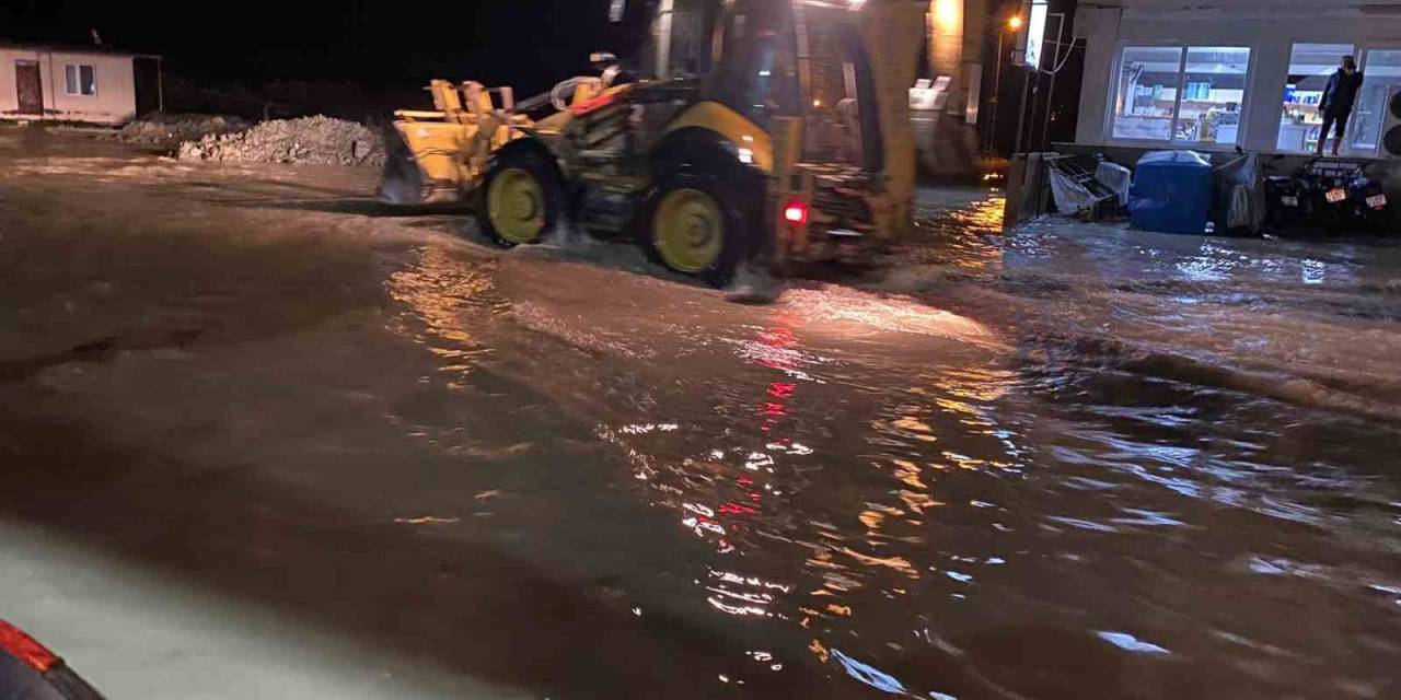 Hatay’da  Caddeler Göle Dönerken, Seralar Su Altında Kaldı