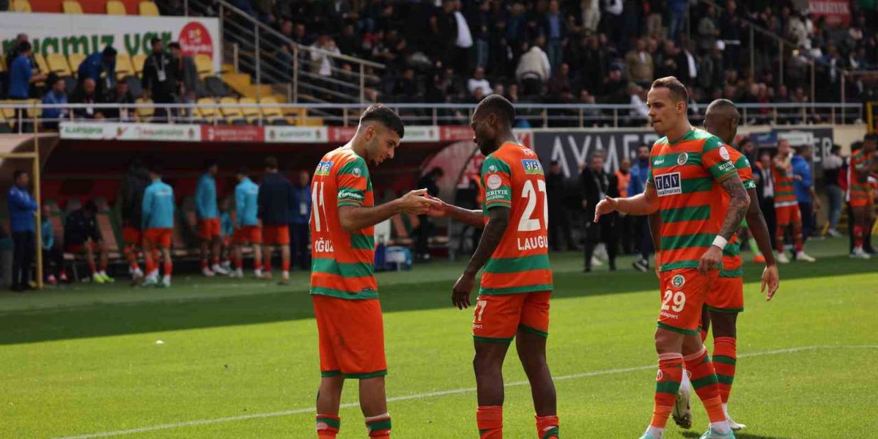 Trendyol Süper Lig: Alanyaspor: 2  - Adana Demirspor: 0 (İlk Yarı)