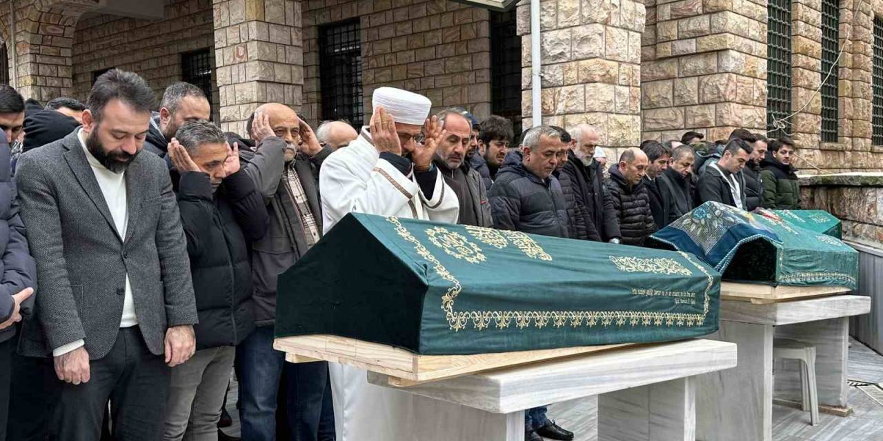 Düzce Otomobil Kazasında Hayatını Kaybeden Aile İstanbul’da Toprağa Verildi
