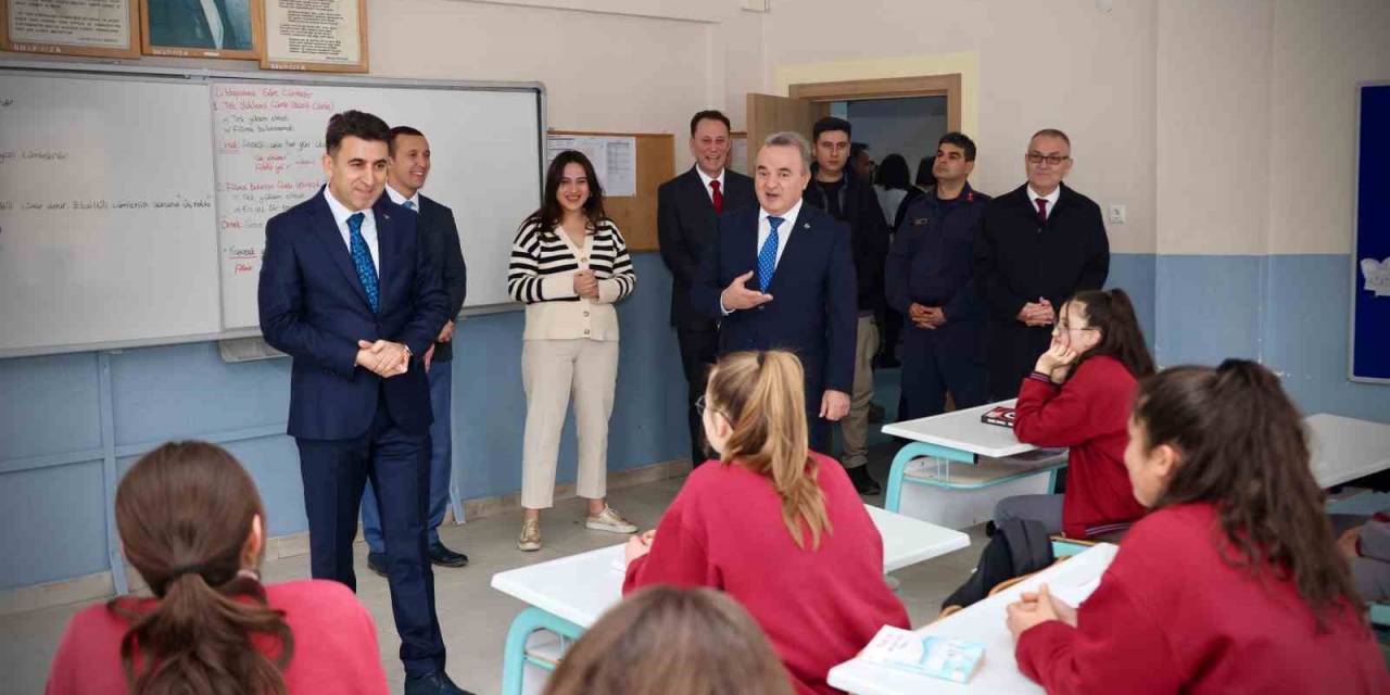 Vali Aygöl Öğrencilerle Kitap Okuyup, Ebru Yaptı