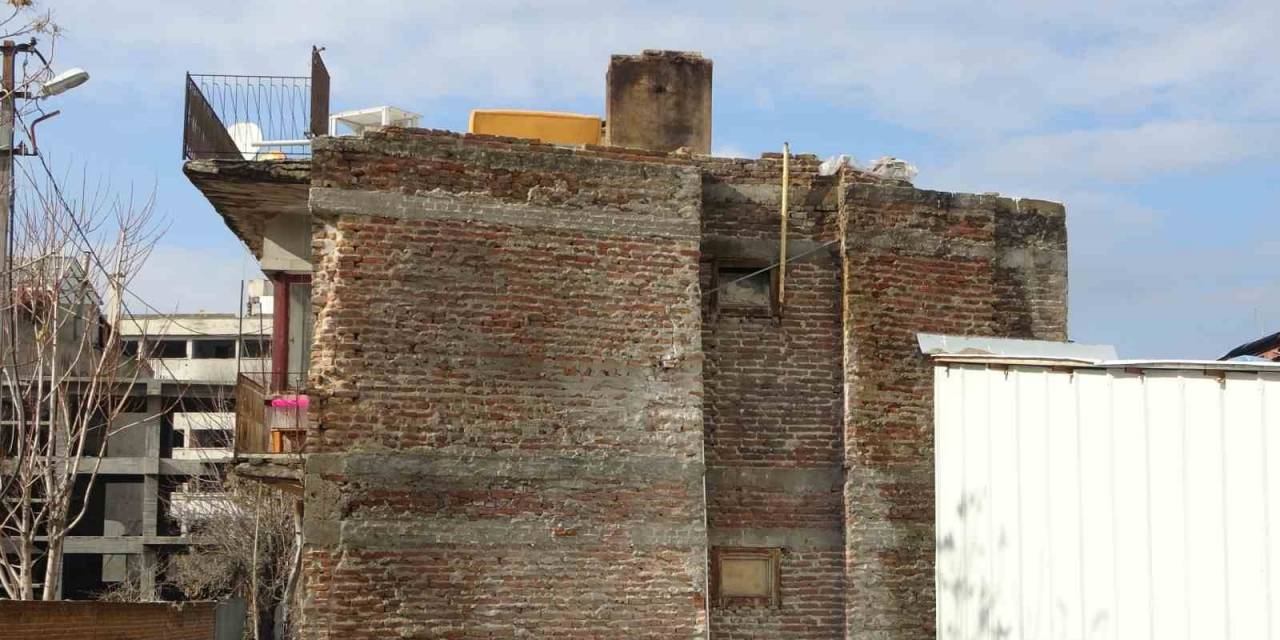 Hasarlı Bina Korkutuyor