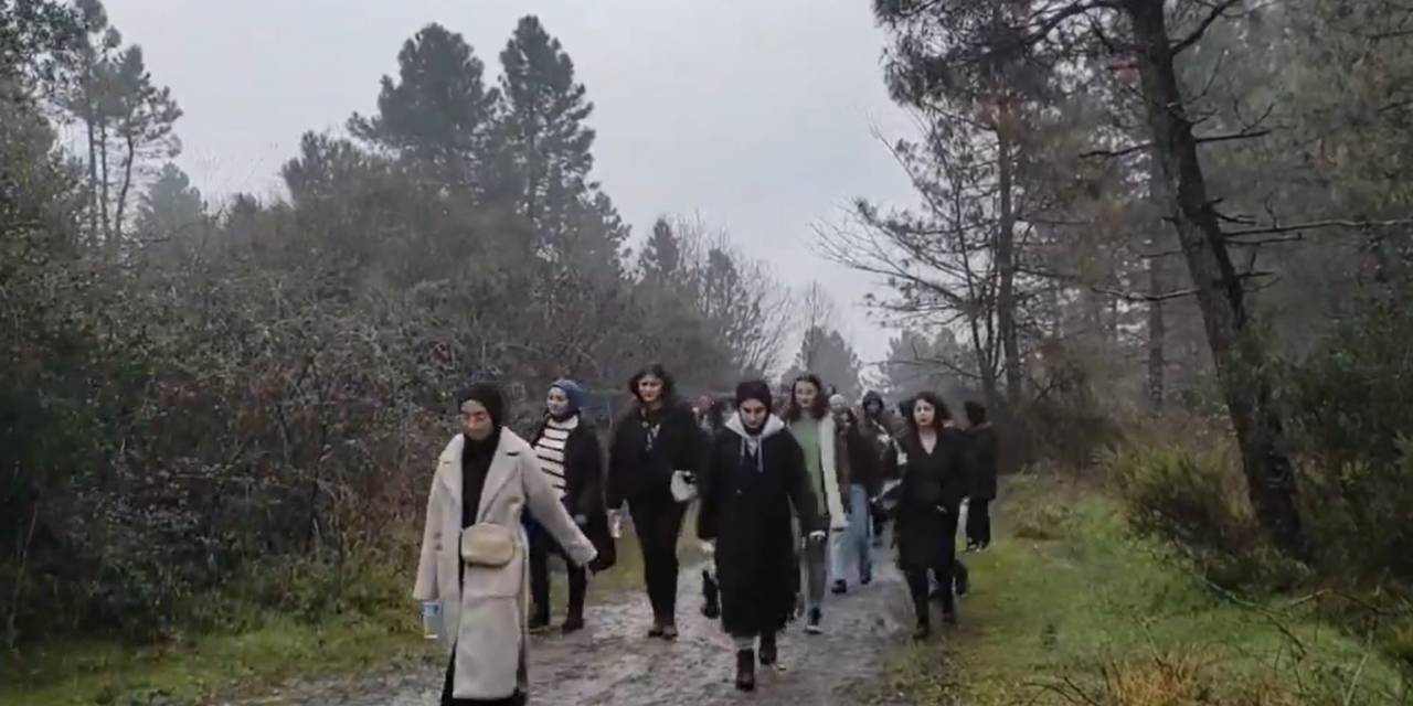 Gençler Yağmur, Sis Ve Çamura Rağmen Yürüdü
