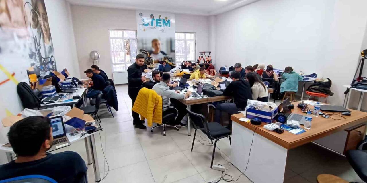 Ağrı’da Teknoloji Yarışması Finalistleri Eğitim Aldı