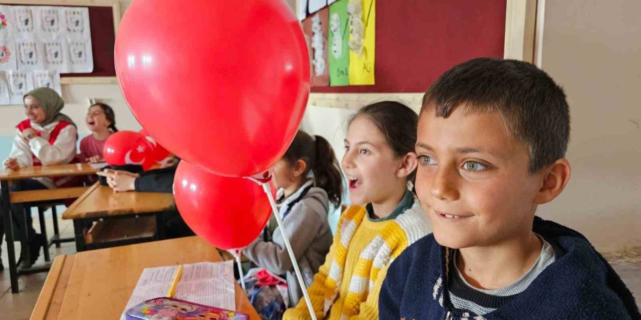 Kızılay’dan Eleşkirt’teki Öğrencilere Sürpriz Ziyaret