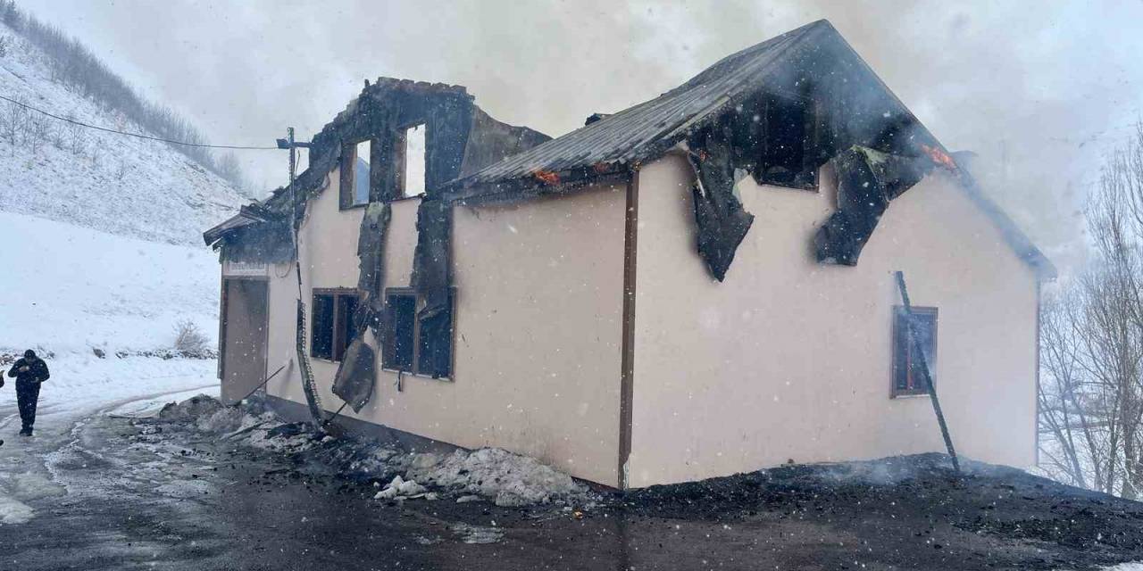 Gümüşhane’de Çıkan Yangında 2 Katlı Köy Konağı Ve Muhtarlık Küle Döndü