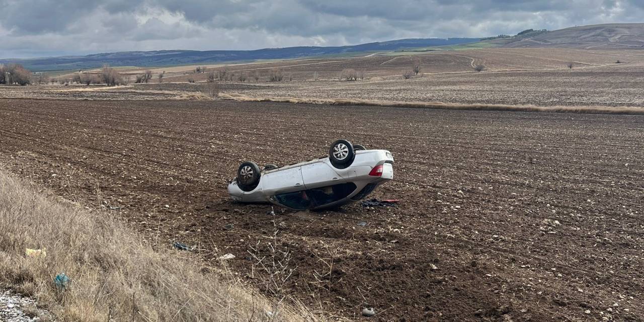 Kontrolden Çıkan Otomobil Takla Attı: 2 Yaralı