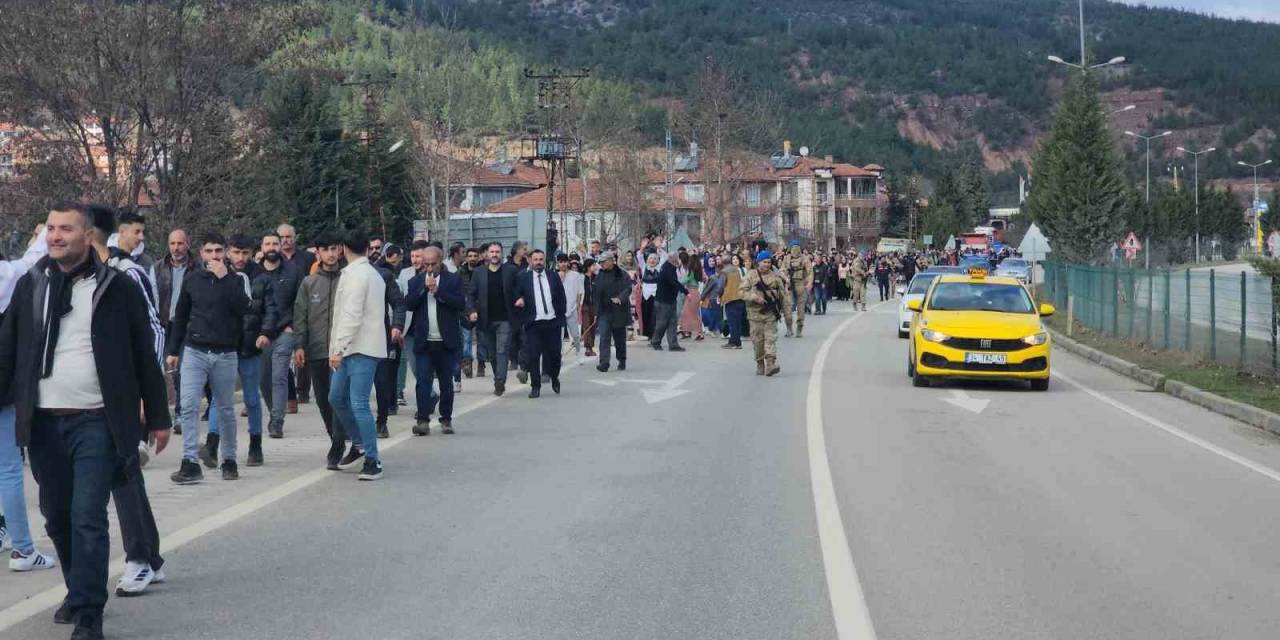 Yüzlerce Kişi Muhtar Adayına Destek İçin Yürüdü