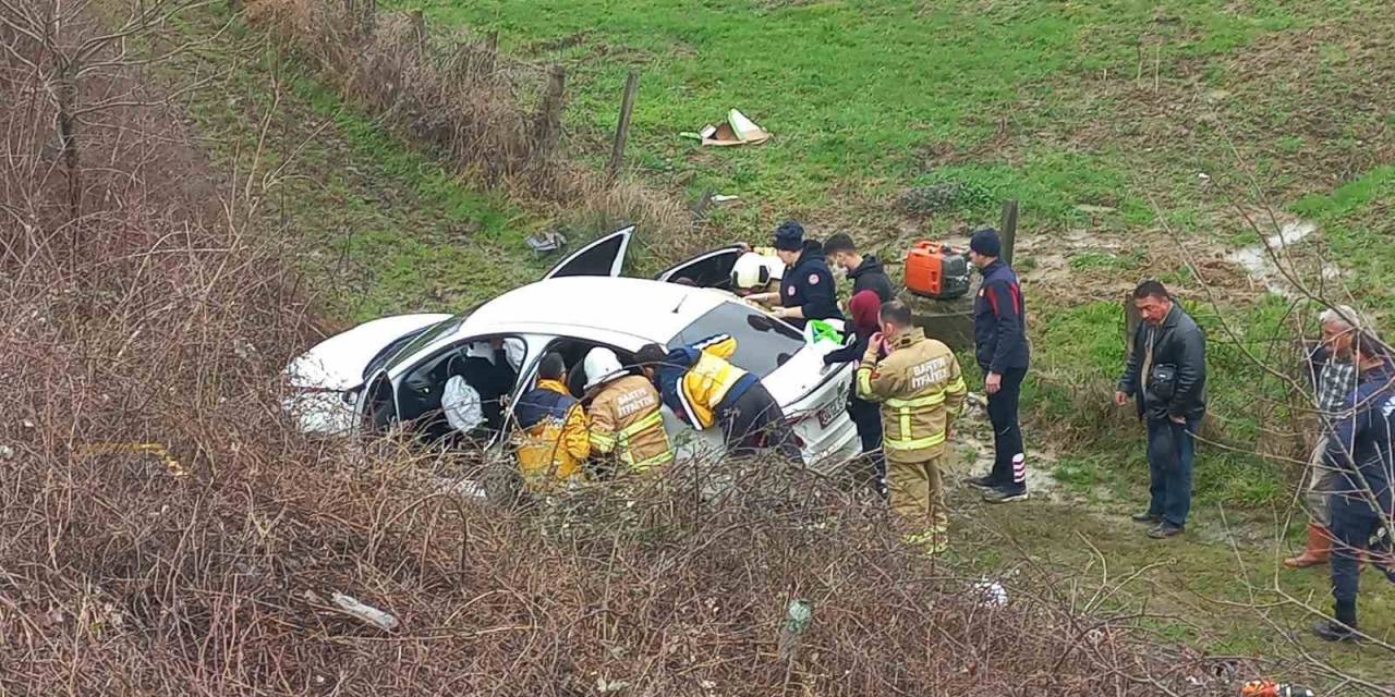 Otomobil Araziye Uçtu: 4 Yaralı