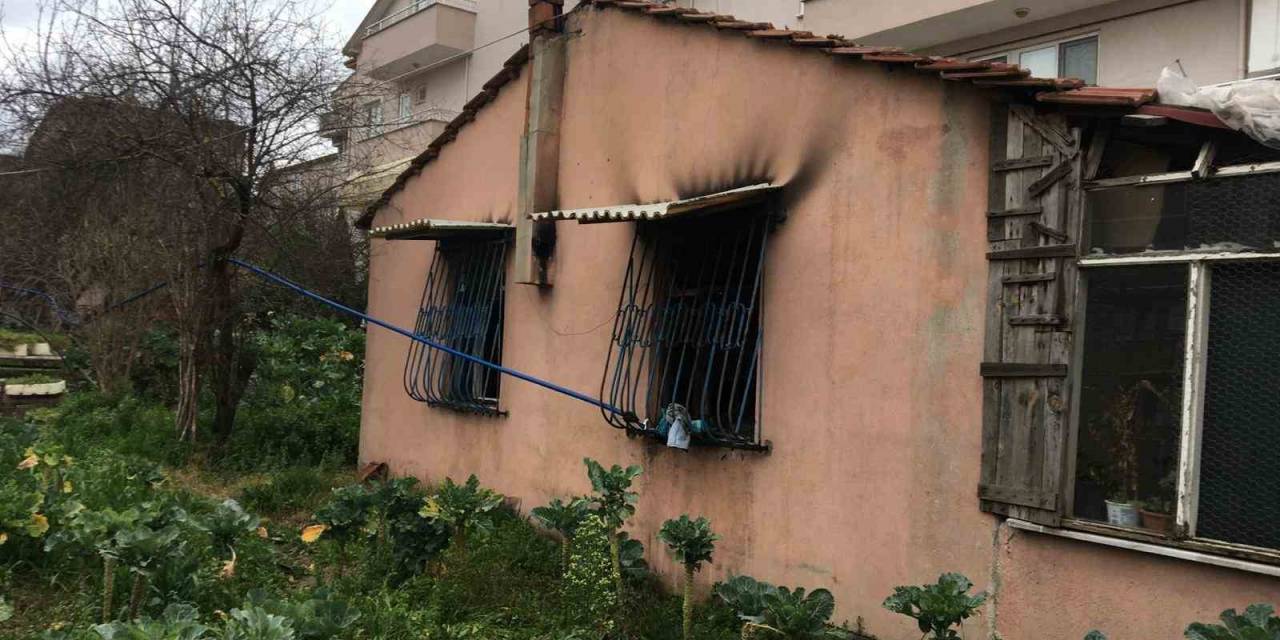 Babası Namaz Kıldığı Esnada Gecekonduyu Ateşe Verdi