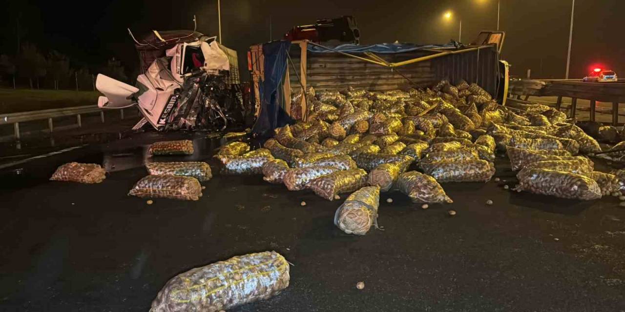 Patates Yüklü Kamyon Devrildi: Bolu Dağı Geçişi Trafiğe Kapandı