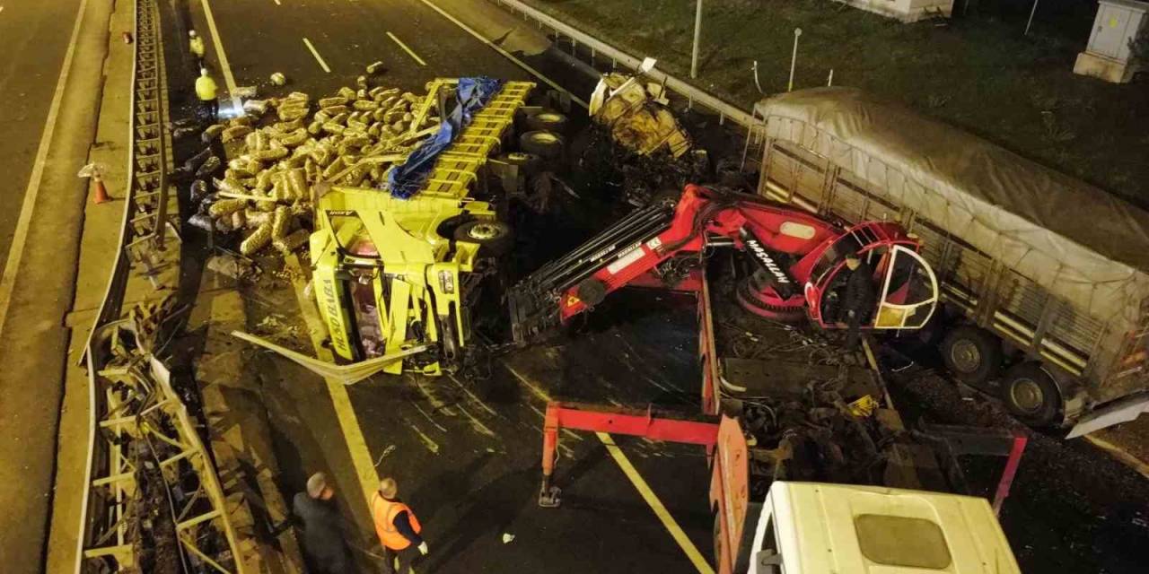 Tır İle Kamyon Çarpıştı, Otoyol Trafiğe Kapandı