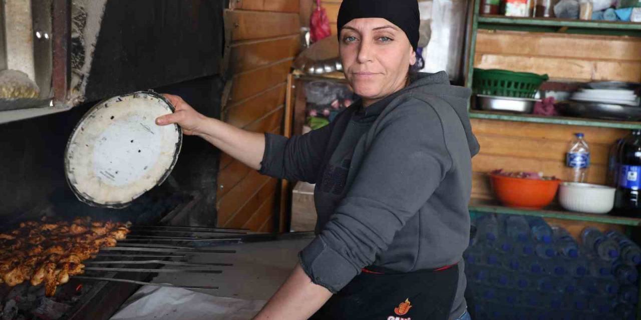 Kanserle Mücadele Eden Depremzede Kadın, Kebapçılık Yaparak Evlatlarına Umut Oluyor