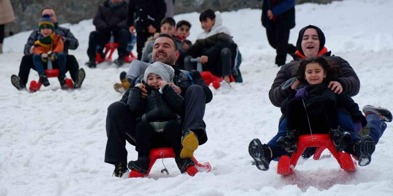 Anne Ve Çocukların Palandöken’de Kızak Keyfi