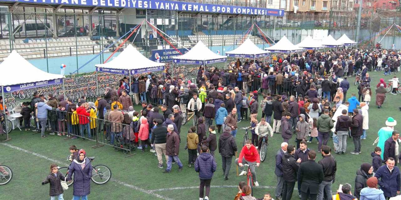 Kağıthane’de Camiye Giden Çocuklara Bin Bisiklet Hediye Edildi