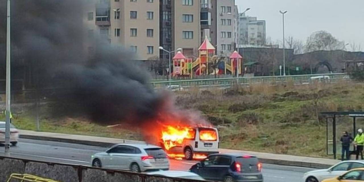 Başakşehir’de Seyir Halindeki Ticari Araç Alev Topuna Döndü