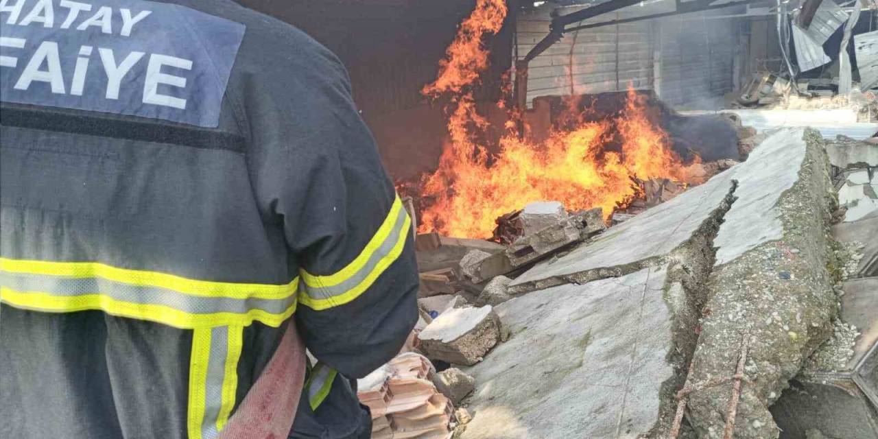 Antakya’da Sanayi Sitesinde Yangın Çıktı