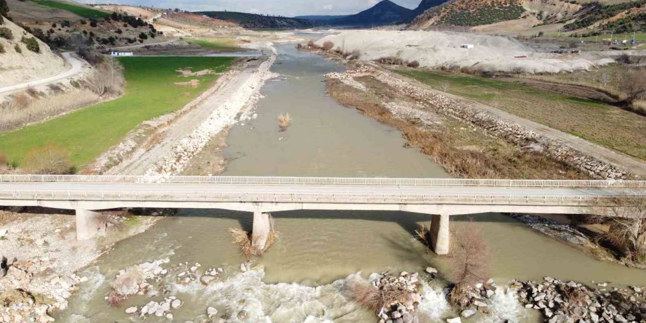 Depremde Bazı Noktaları Zarar Gören Köprü Yıkılma Tehlikesi İle Karşı Karşıya