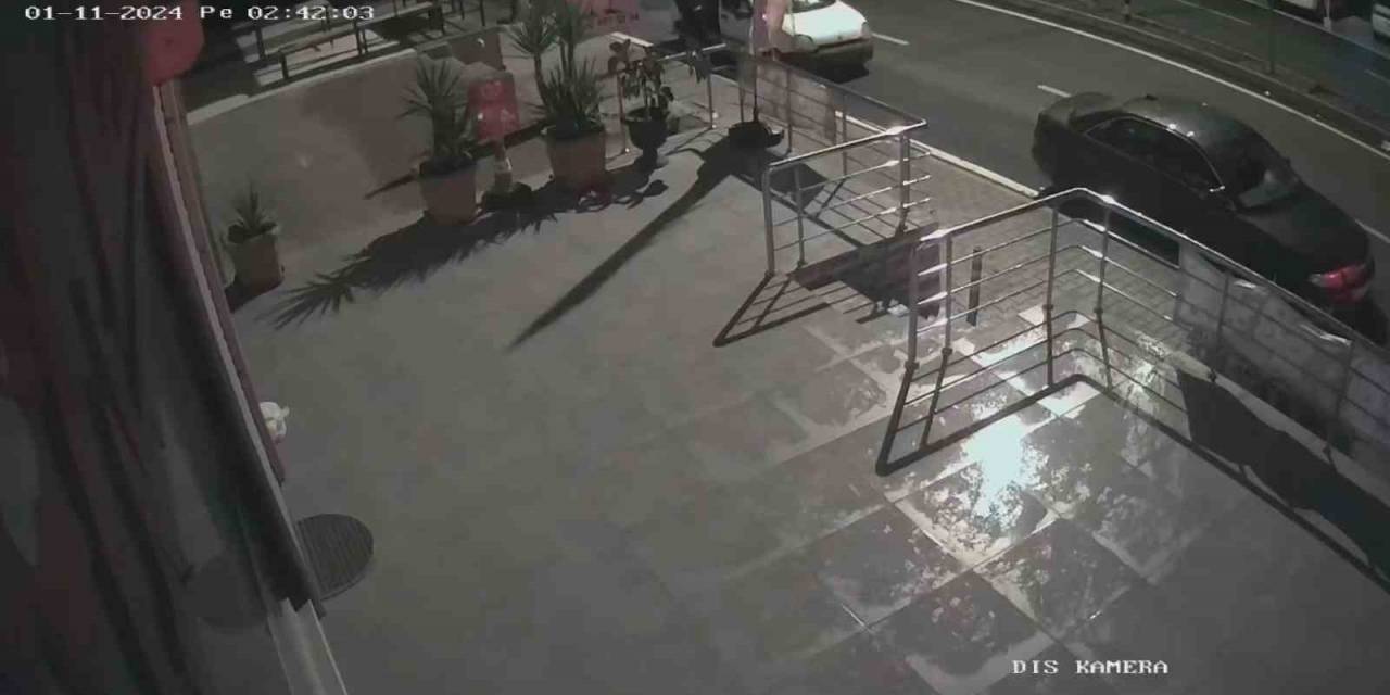 Motosikleti Düz Kontak Yapamadı, Hafif Ticari Aracına Yükleyerek Çaldı