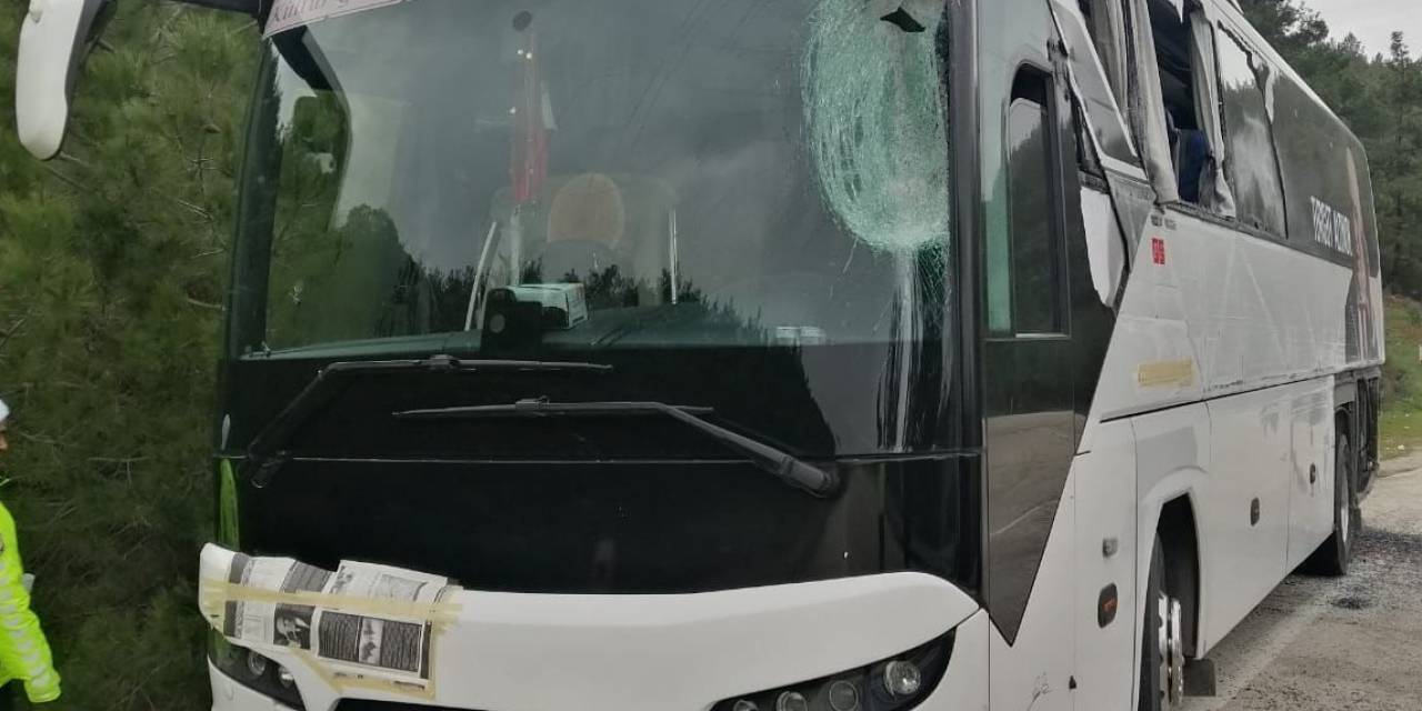 Çanakkale’de Tur Otobüsü İle Midibüs Çarpıştı