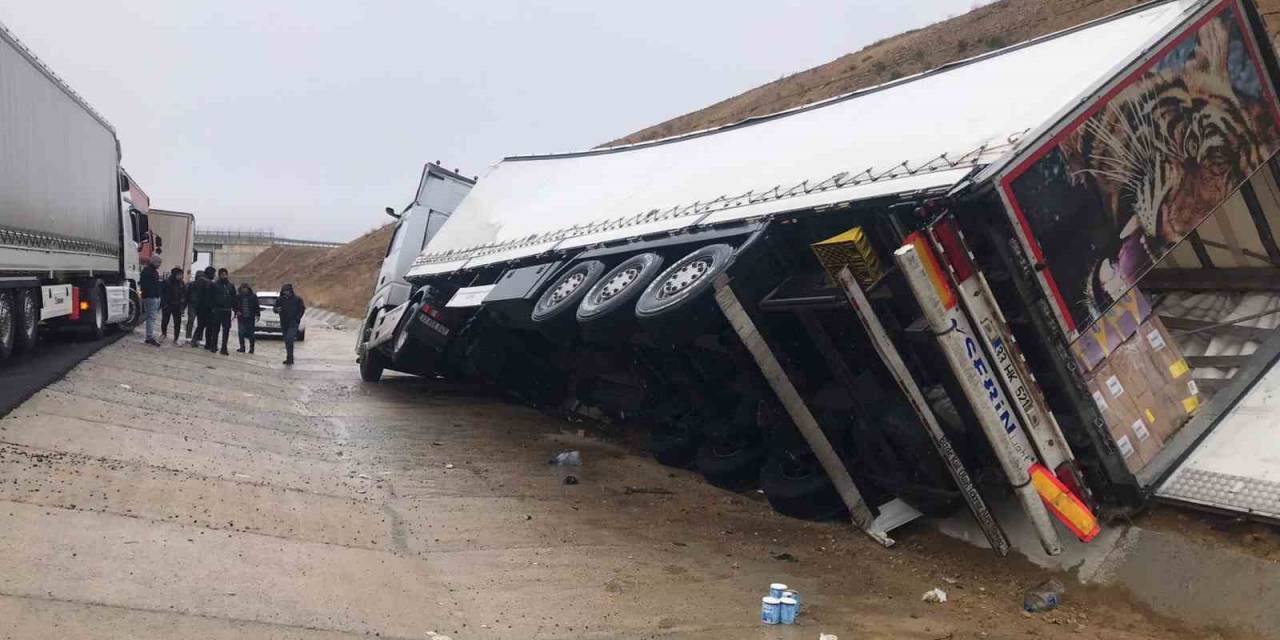 Kontrolden Çıkan Tır Şarampole Devrildi: 1 Yaralı
