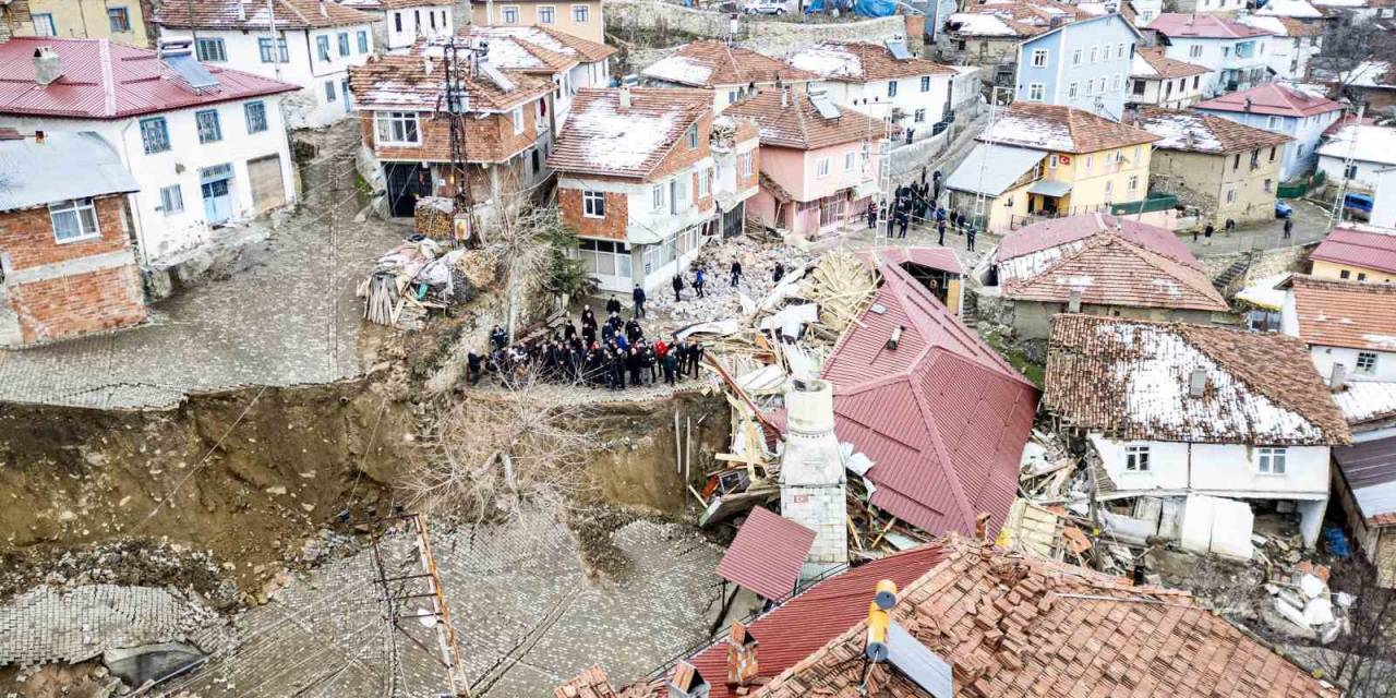 Heyelan Yaşanan Köyün Önemli Bir Bölümü Taşınacak