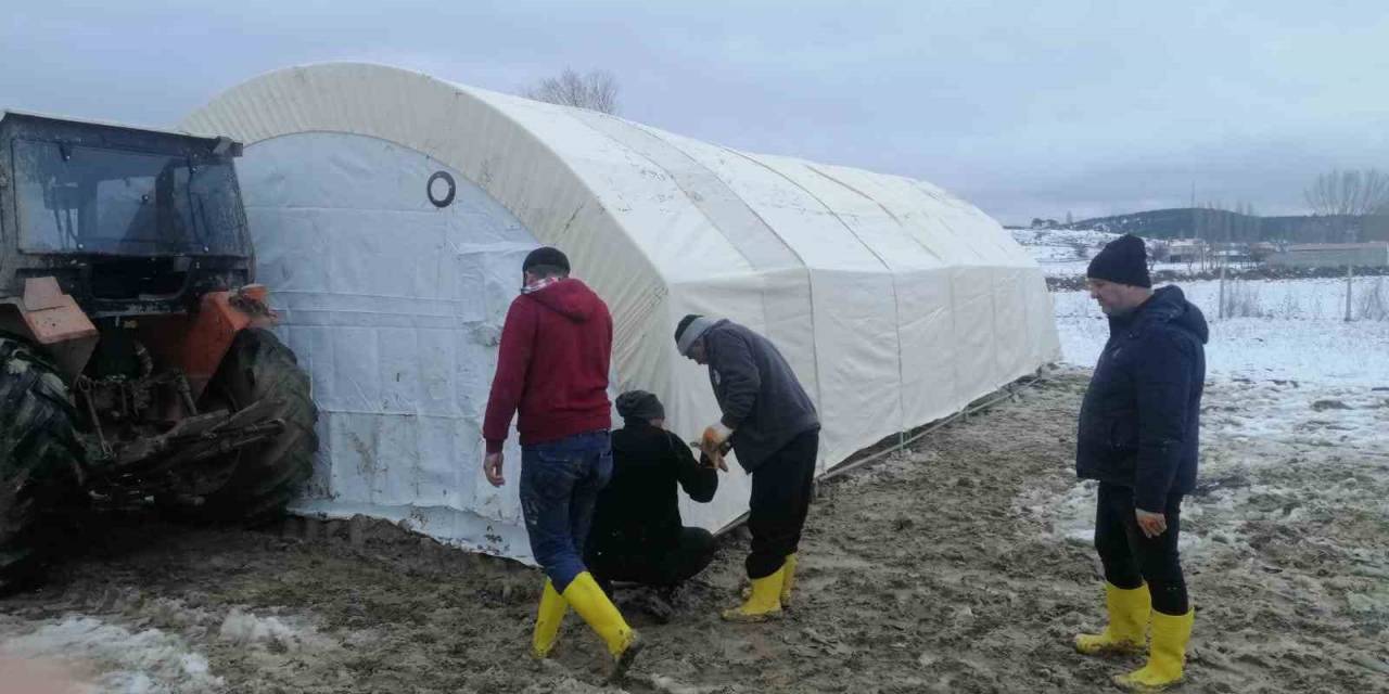 Aslanapa’da Hayvan Ağılı Göçen Yetiştiriciye İl Tarım Müdürlüğünden Yardım Eli