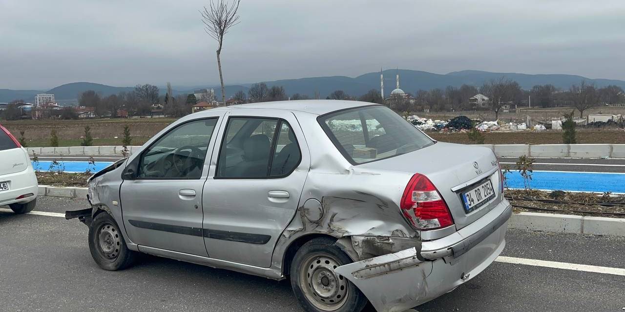 Otomobil İle Tırın Çarpıştığı Kazada Şans Eseri Yaralanan Olmadı