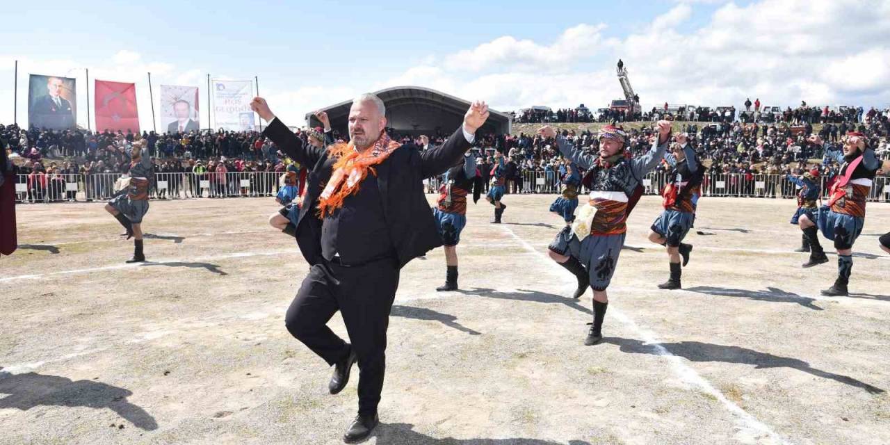 Menemen’de Folklorik Deve Gösterisi Heyecanı