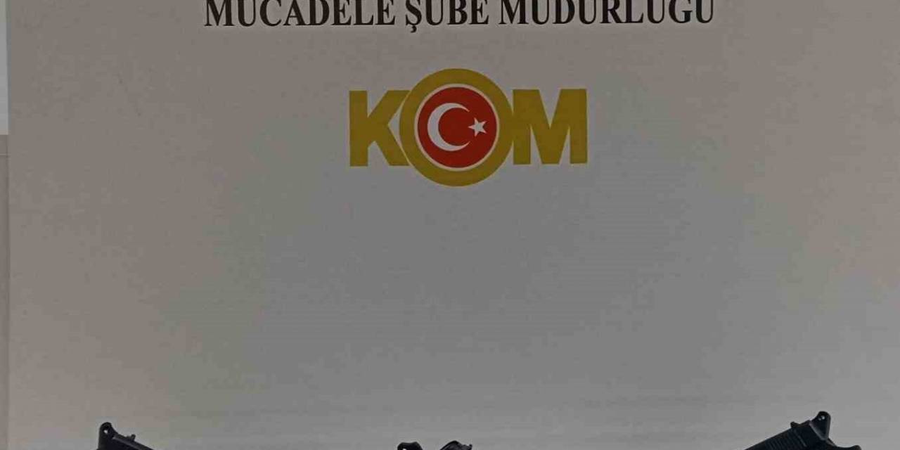 Polis Otomobilin Kaput Kısmına Gizlenmiş 3 Tabanca Ele Geçirdi