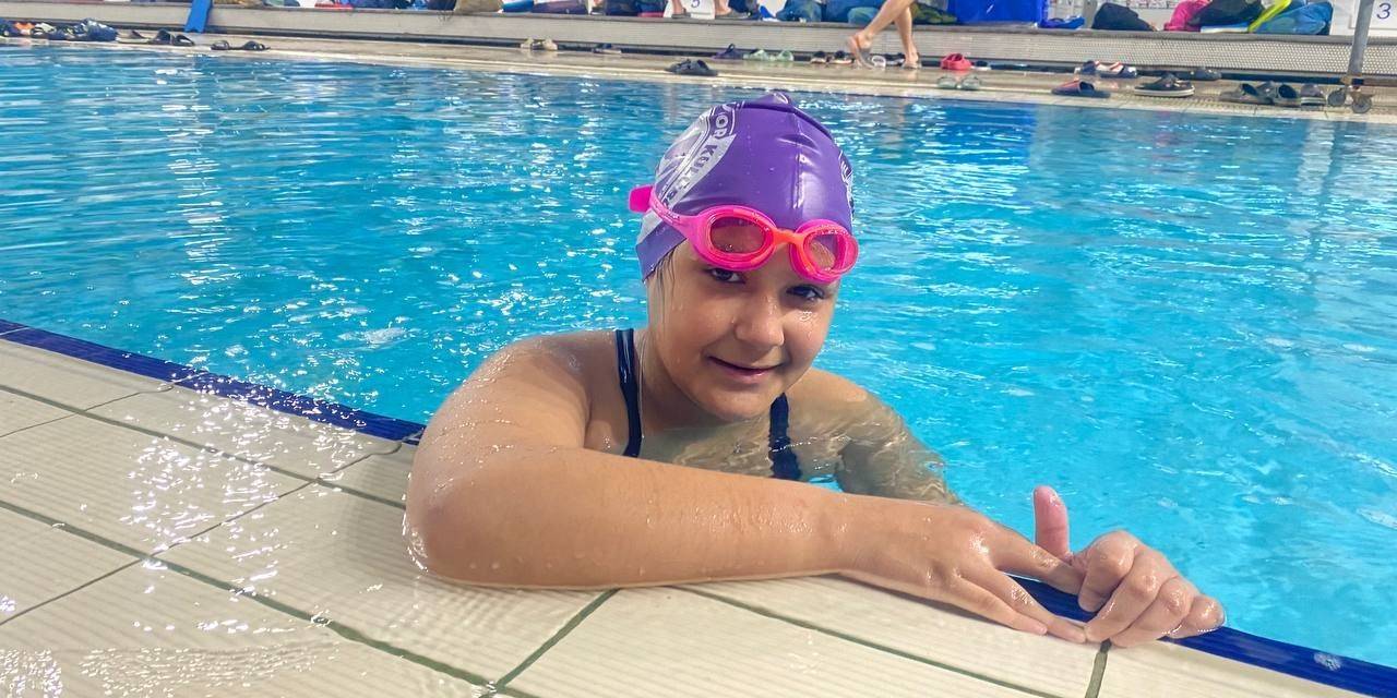 Depremin İzlerini Yüzerek Siliyor