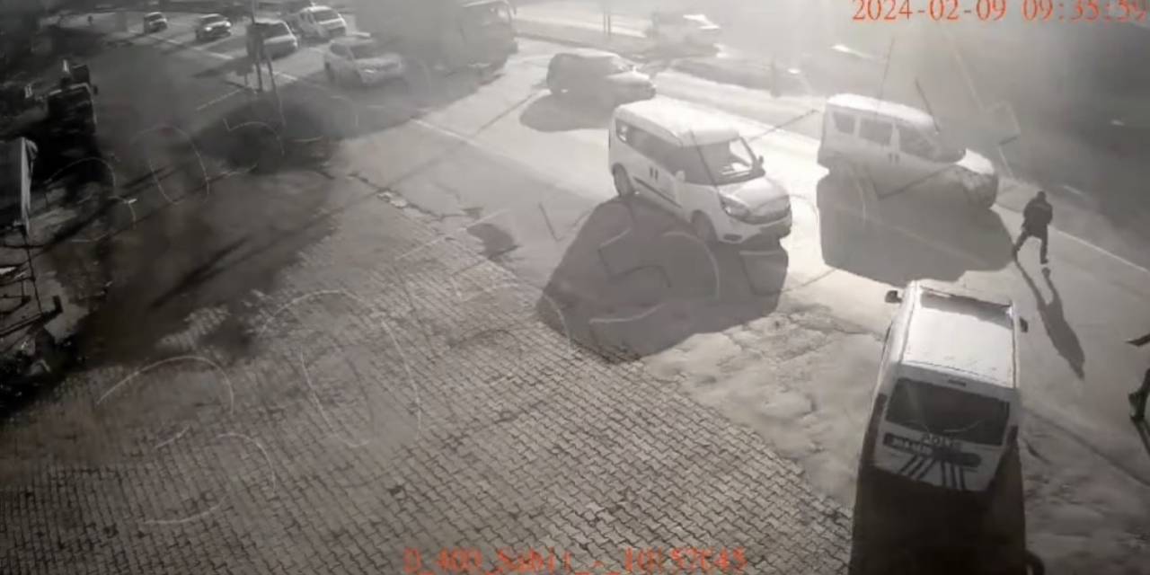 Kaçak Göçmen Taşıyan Sürücü, Aracı Polisin Üzerine Sürdü O Anlar Kamerada