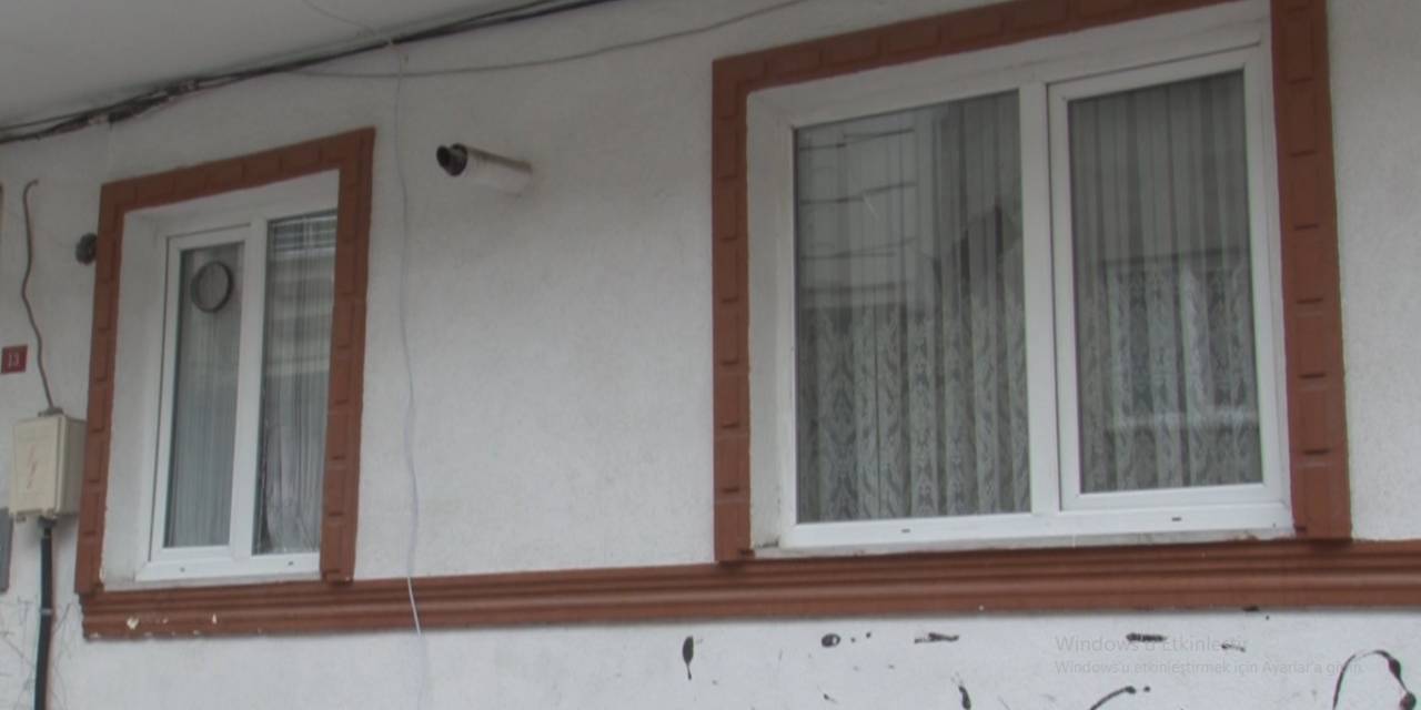 Eski Eşinin Camlarını Parke Taşı İle Kırdı; O Anlar Kameraya Yansıdı