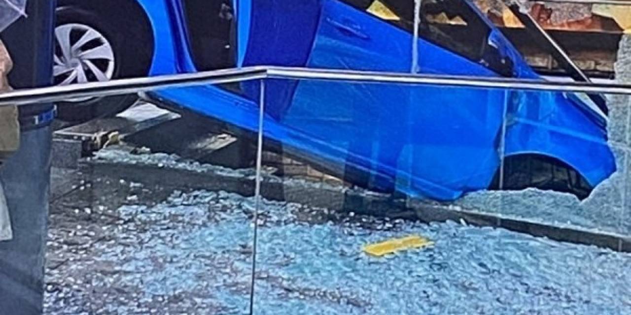 Japonya’da Direksiyon Hakimiyetini Kaybeden Sürücü Binaya Daldı