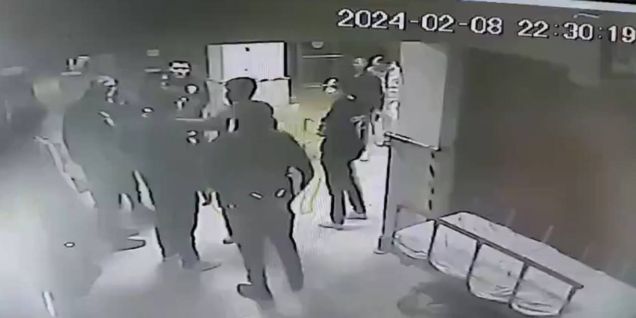 Ağabeyini Tedavi Eden Doktora Saldırdı, O Anlar Kamerada