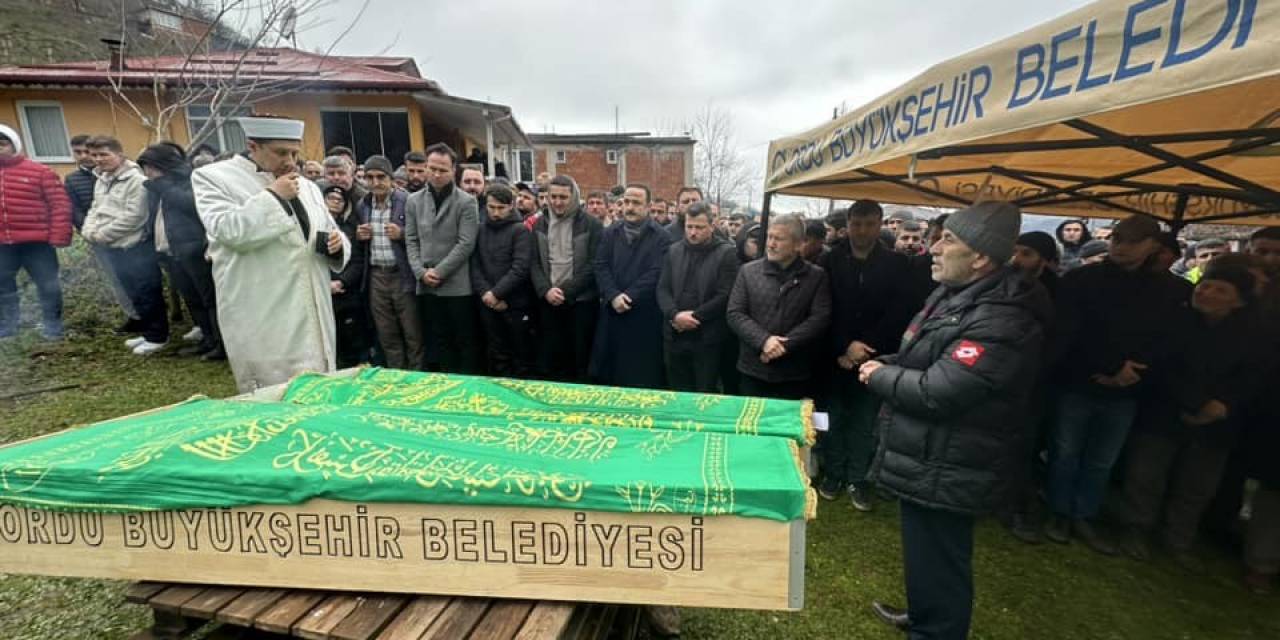 Trafik Kazasında Hayatını Kaybeden 2 Kişi Toprağa Verildi