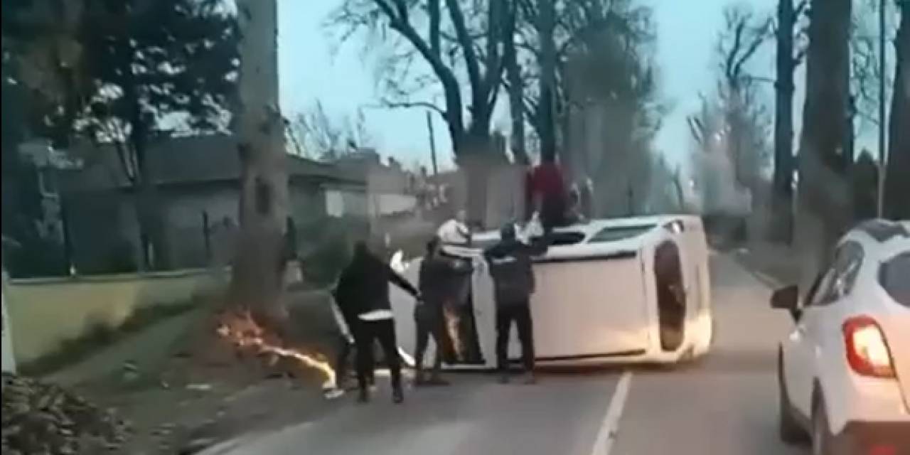 Yalova’da Ağaca Çarpan Hafif Ticari Araç Devrildi