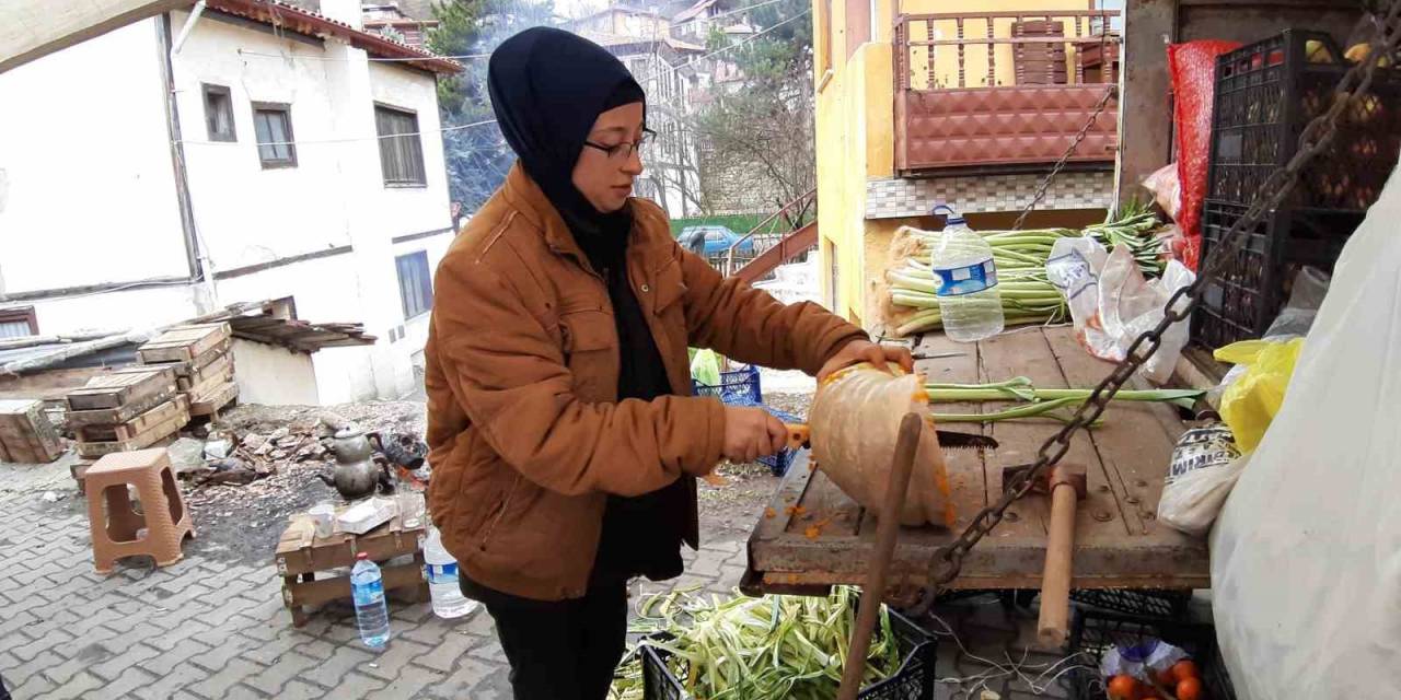 18 Yaşındaki Genç Kız 7 Yaşından Beri Pazar Tezgahının Başında