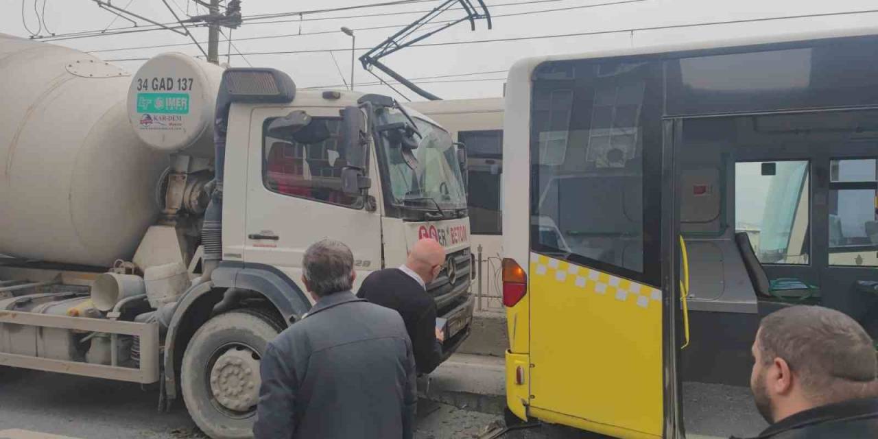 Sultangazi’de Faciadan Dönüldü: Beton Mikseri İett Otobüsüne Çarptı, 4 Kişi Yaralandı
