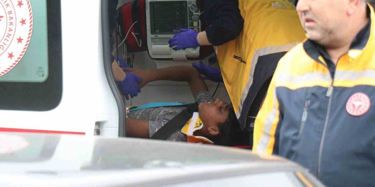 Kontrolden Çıkan Minibüs Devrildi: Aynı Aileden 2’si Çocuk 4 Yaralı