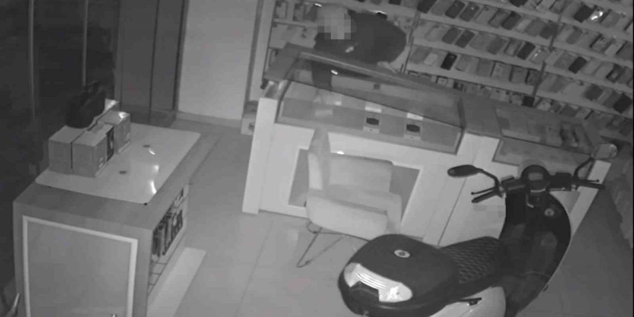 Tornavida İle Kapıyı Açan Kar Maskeli Hırsız Anbean Kamerada