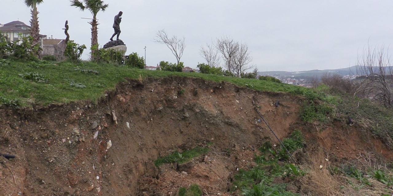 Bandırma’da Seyir Terasında Toprak Kayması