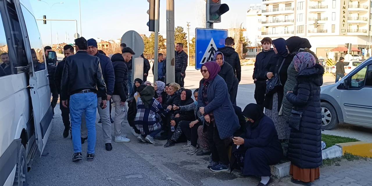 Afyonkarahisar’da İşçi Servisi Tırla Çarpıştı: 12 Yaralı
